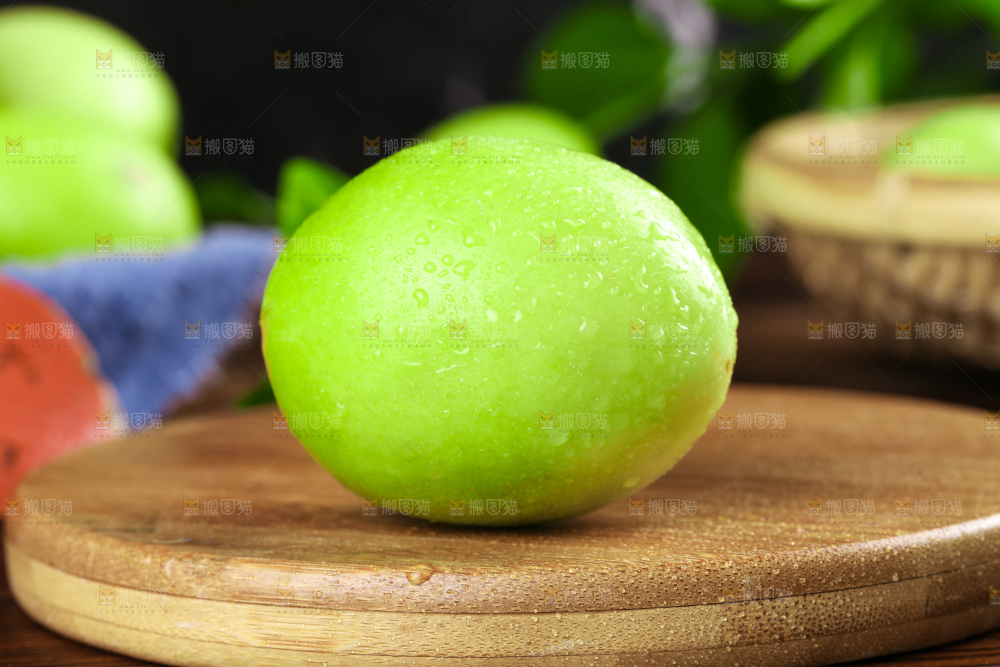 木板上放着新鲜牛奶枣