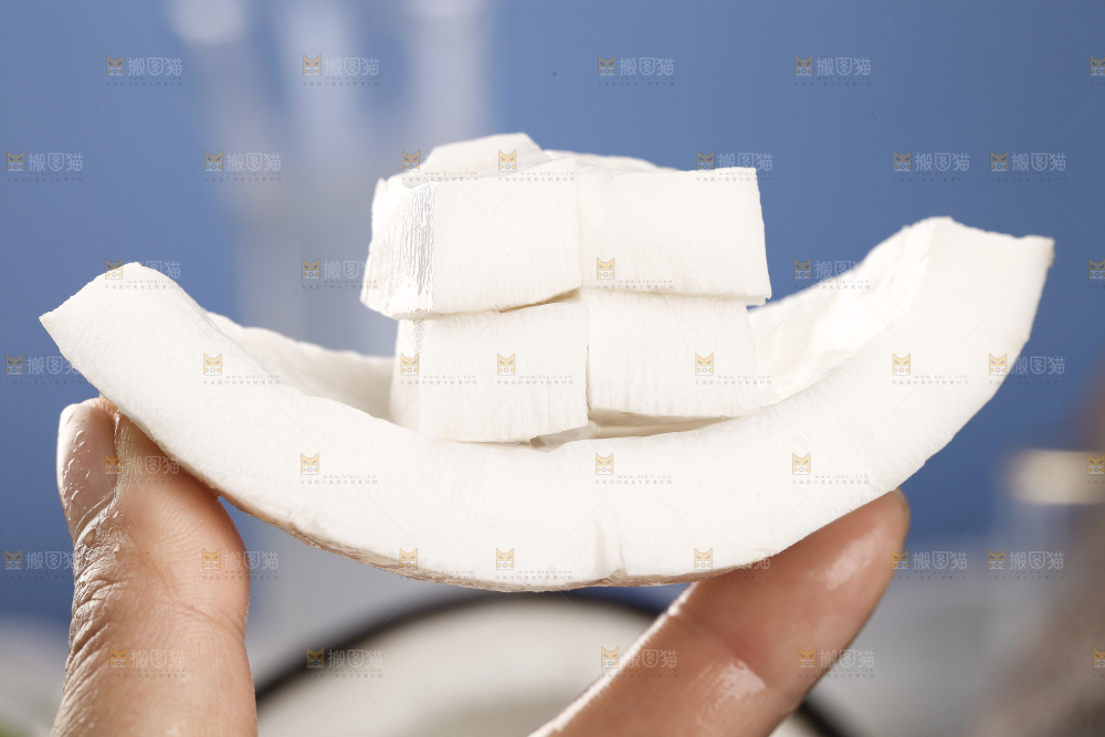 手里拿着椰王果肉