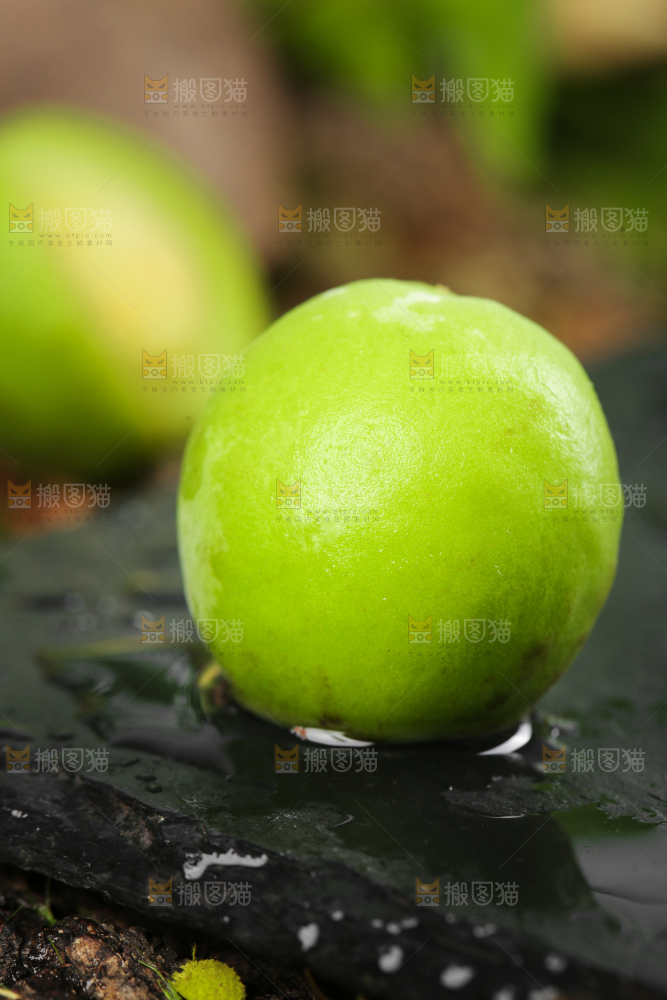 黑石板上放着野生青梅果