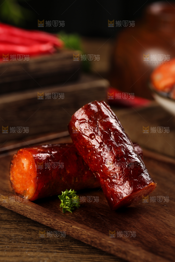 木板上摆放着烟熏香肠