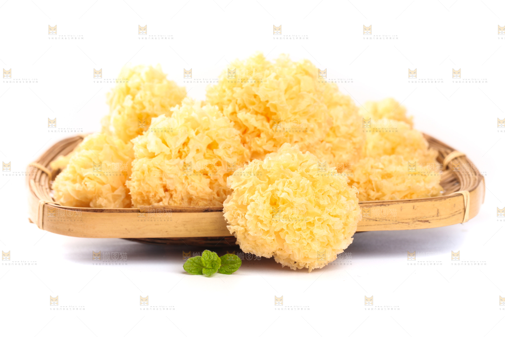 一盘白木耳放在白底上
