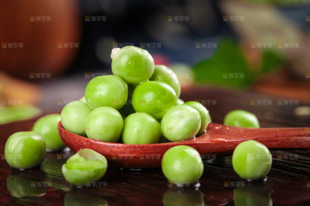 木板上摆放着云南新鲜豌豆