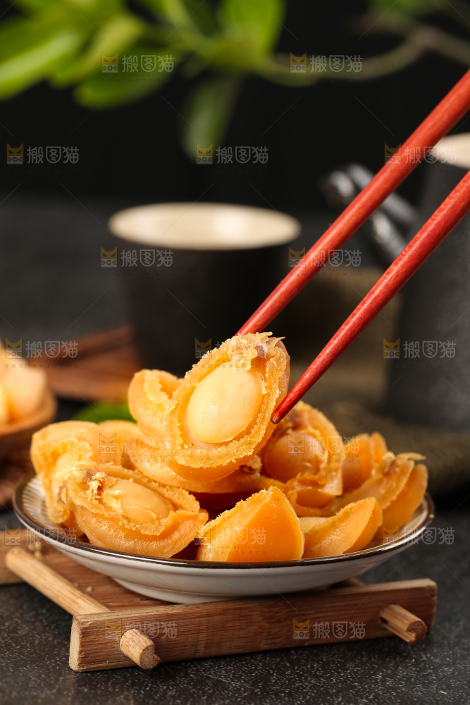 筷子夹着鲍鱼干