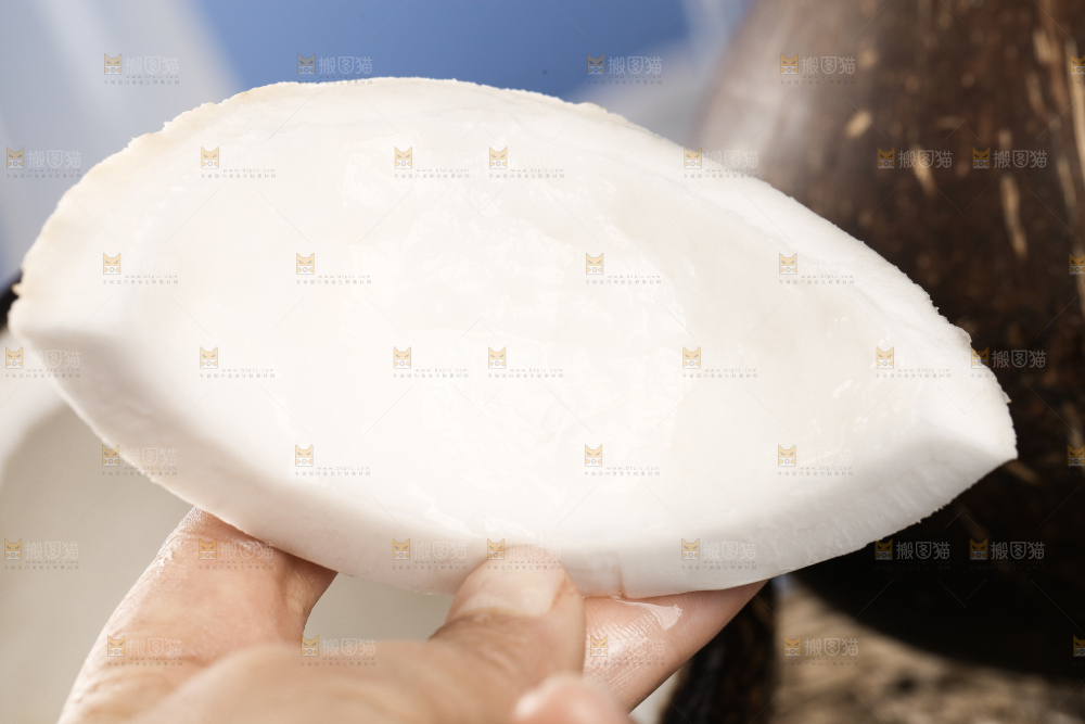 手里拿着椰王果肉