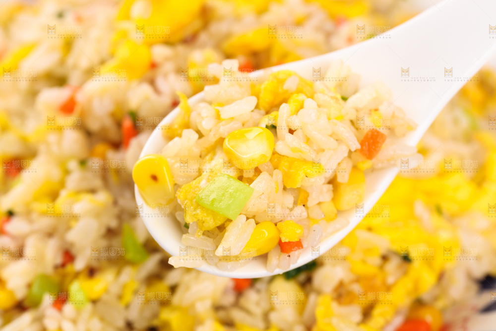 盘子里的玉米鸡蛋饭
