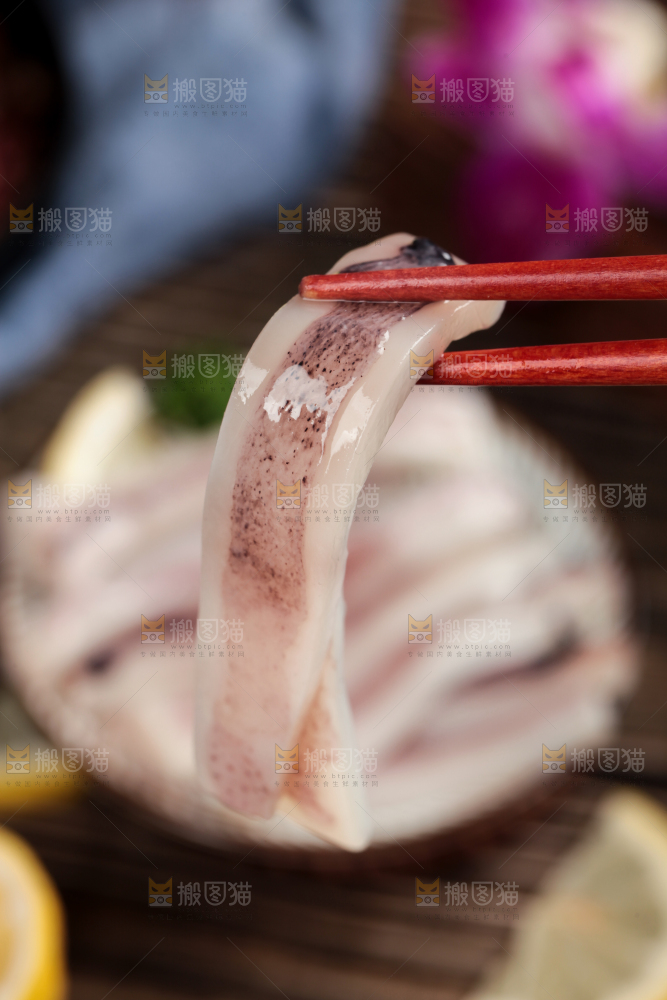 盘子里装着鱿鱼条