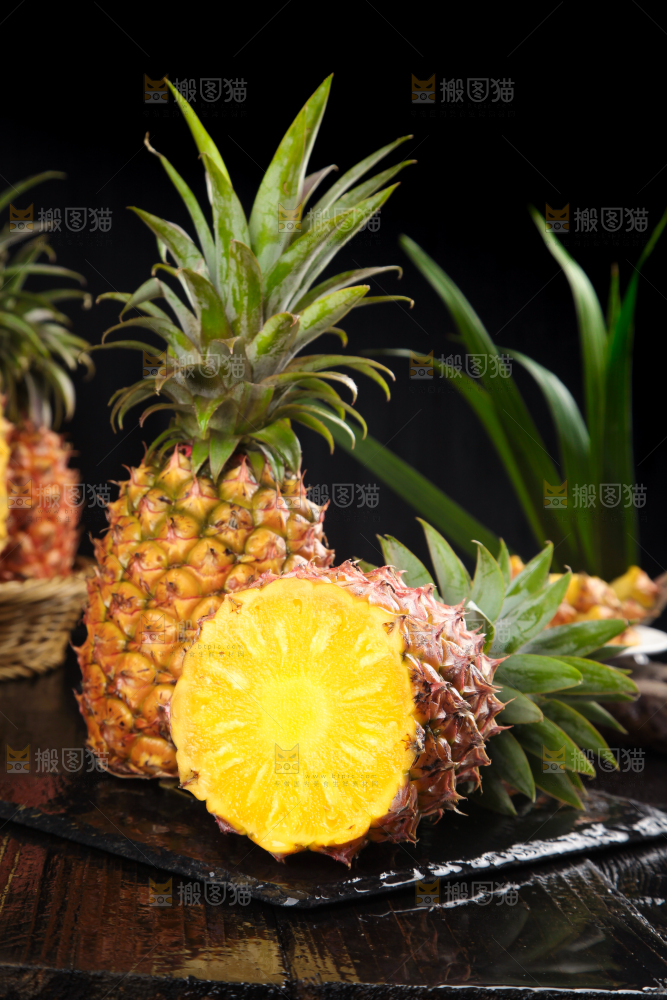黑石板上的金钻凤梨