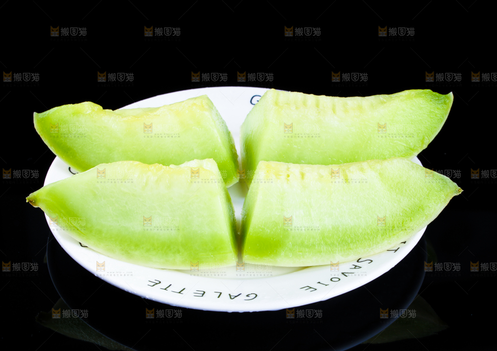 黑底上放着一盘切开的山东玉菇甜瓜