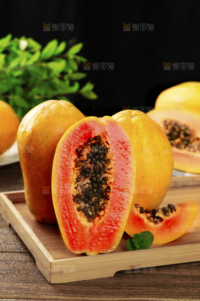 木板上的雷州红心木瓜