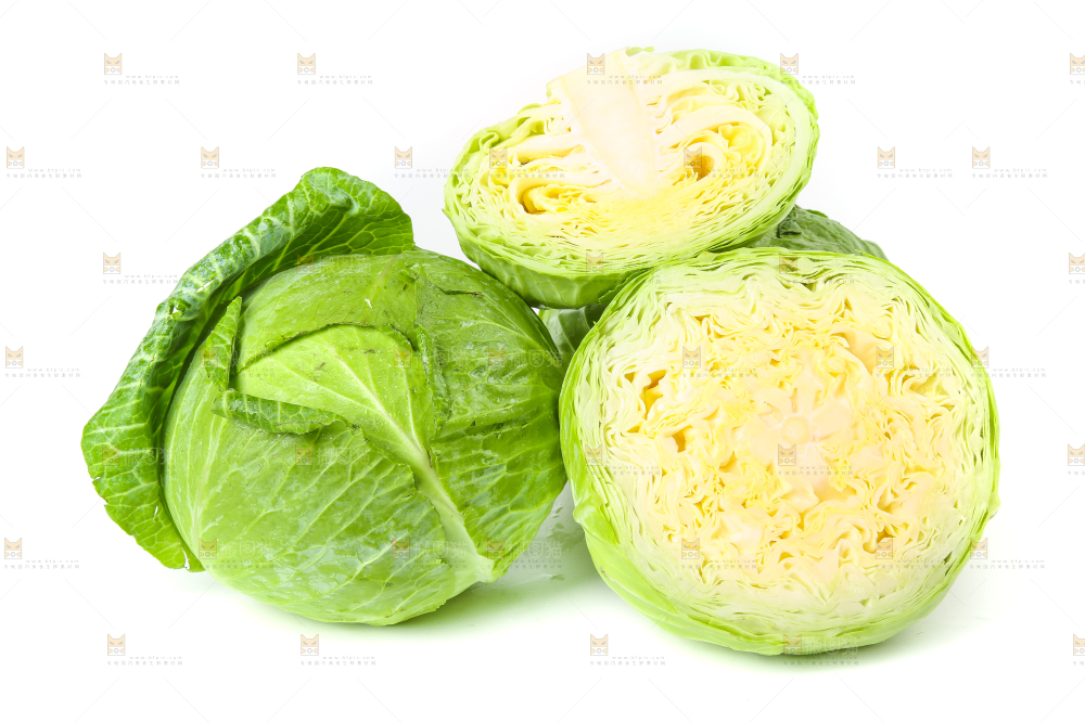 白底上放着切开的包菜