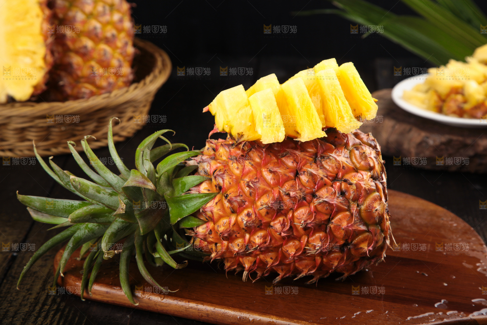 木板上放着金钻手撕凤梨
