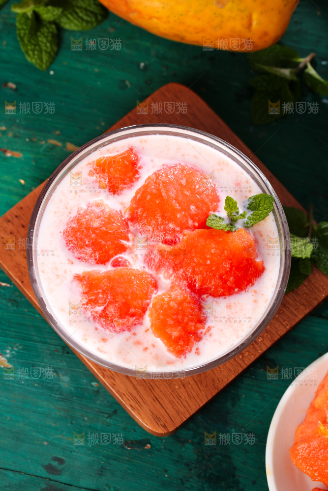 碗里装着牛奶木瓜