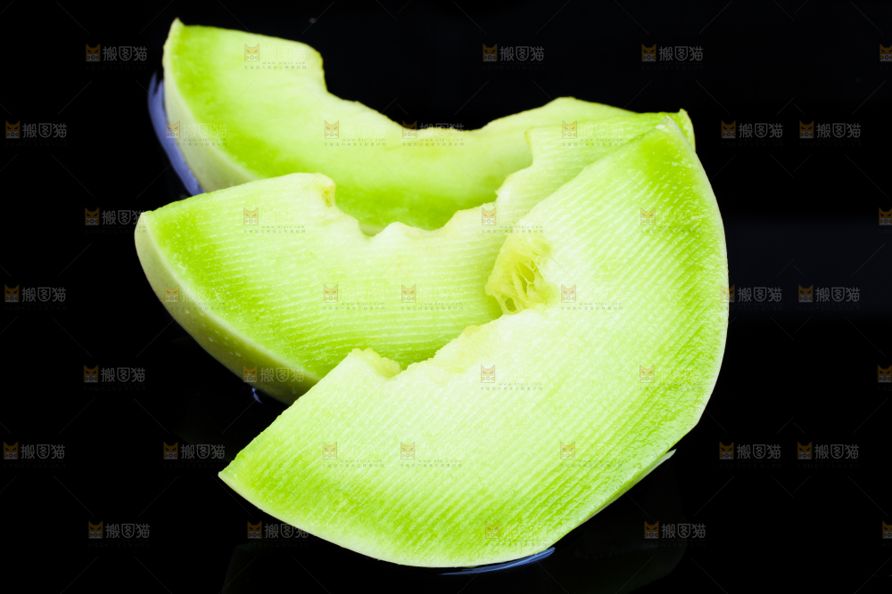 切开的玉菇甜瓜放在黑底上