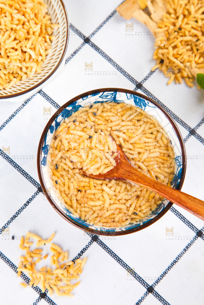 碗里泡着炒米