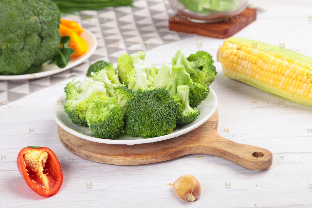 一盘绿花菜放在浅底上