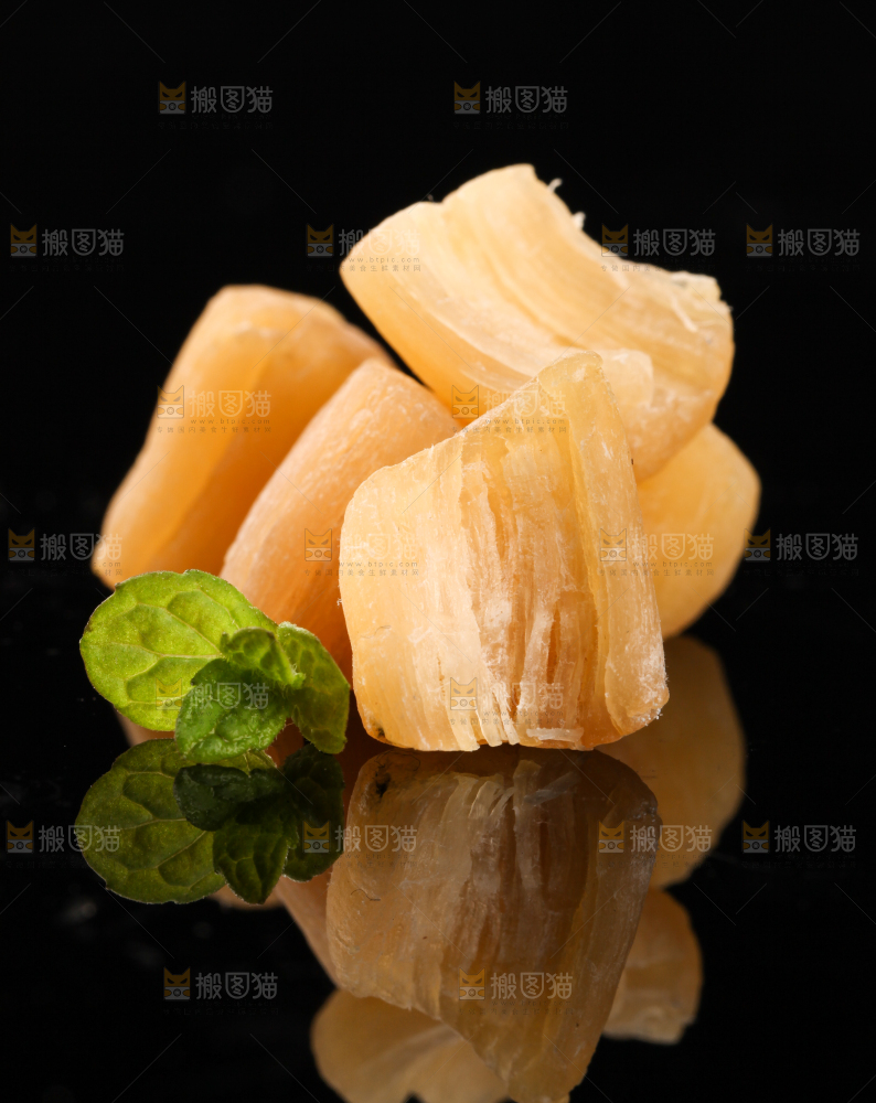 黑底上放着瑶柱