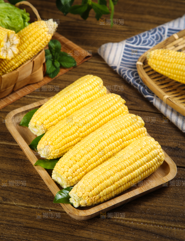 盘子里装着东北玉米