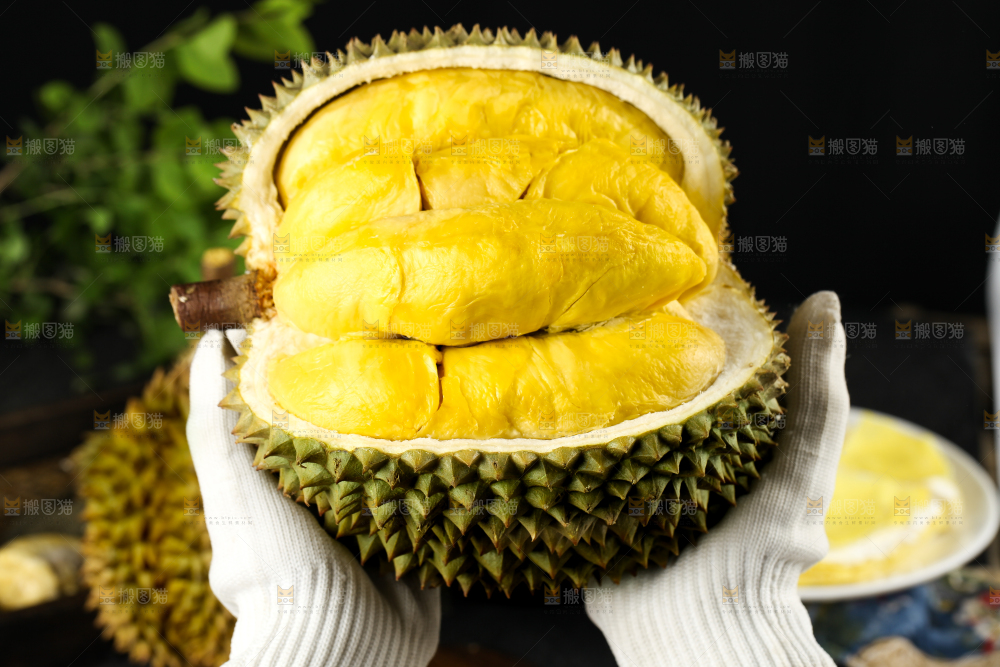 手里拿着新鲜榴莲