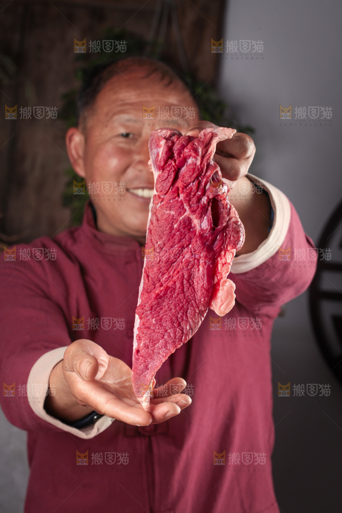 手里拿着新鲜牛肉