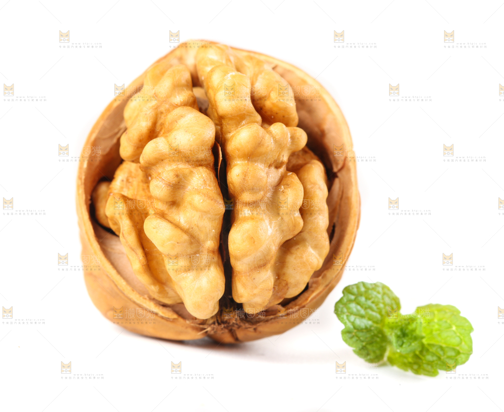 白底上剥开的薄壳核桃