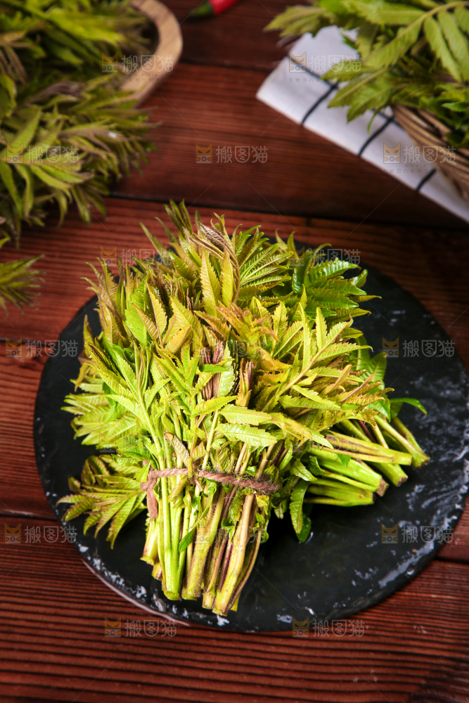 黑石板上的香椿芽