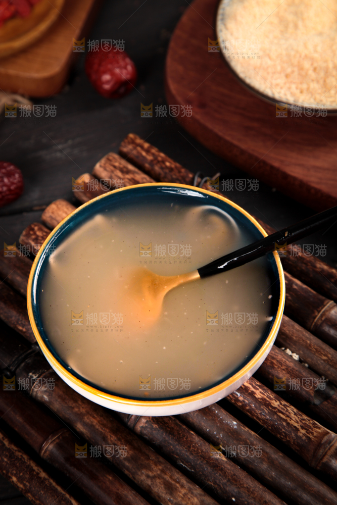 深底上放着一碗野生葛根粉