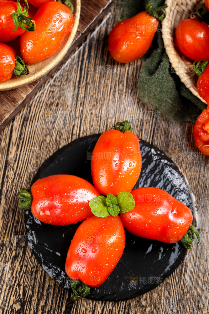 木底上放着一盘409花生柿子