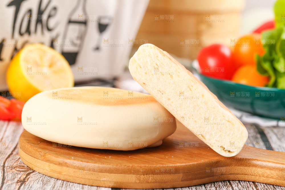 木板上放着全麦饼