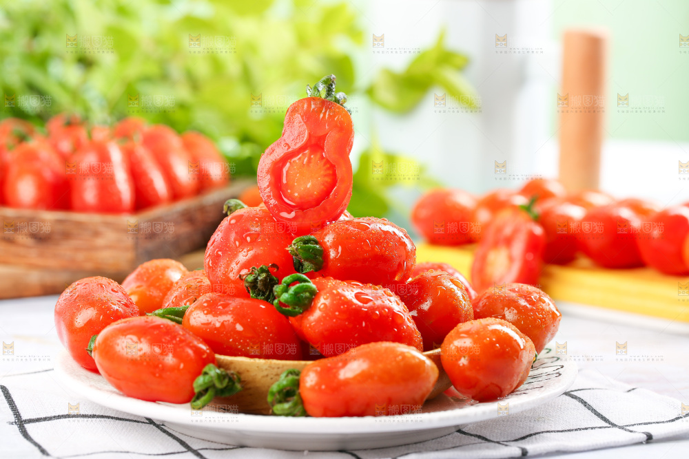 盘子里装着新鲜409小柿子