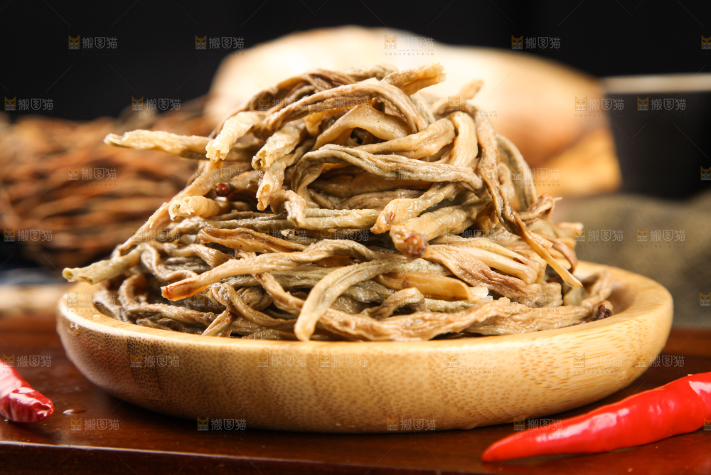 盘子里装着脱水豆角