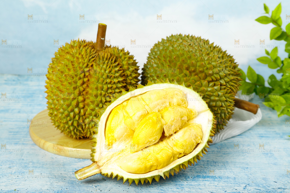 木板上放着甲仑榴莲