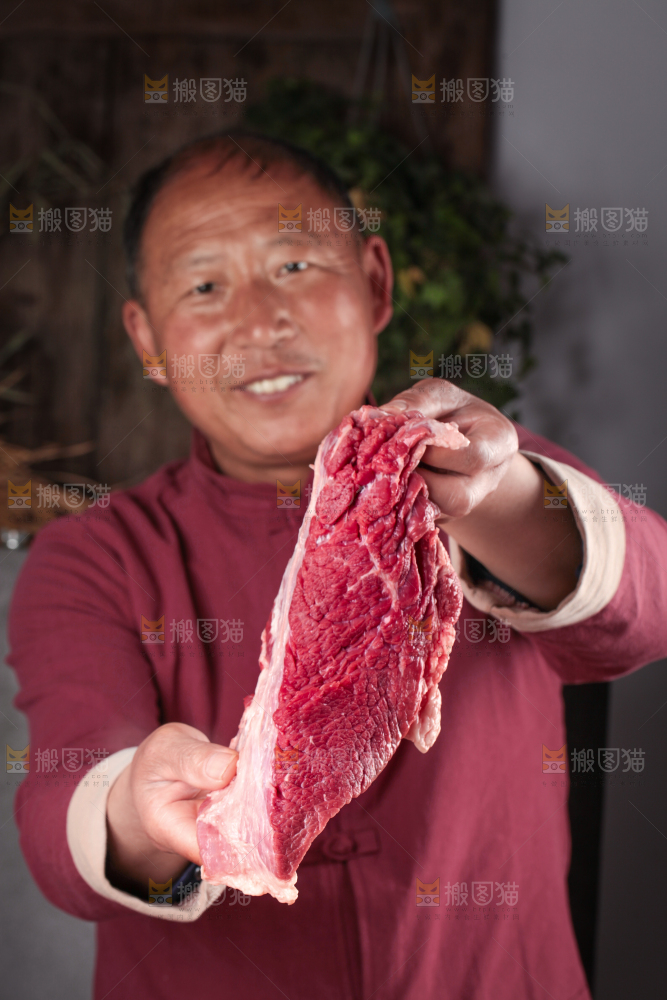 手里拿着新鲜牛肉