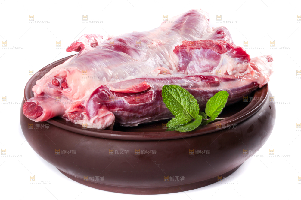 盘子里装着牛腿肉
