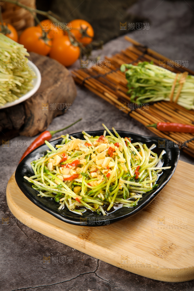 盘子里装着炒豌豆芽苗菜