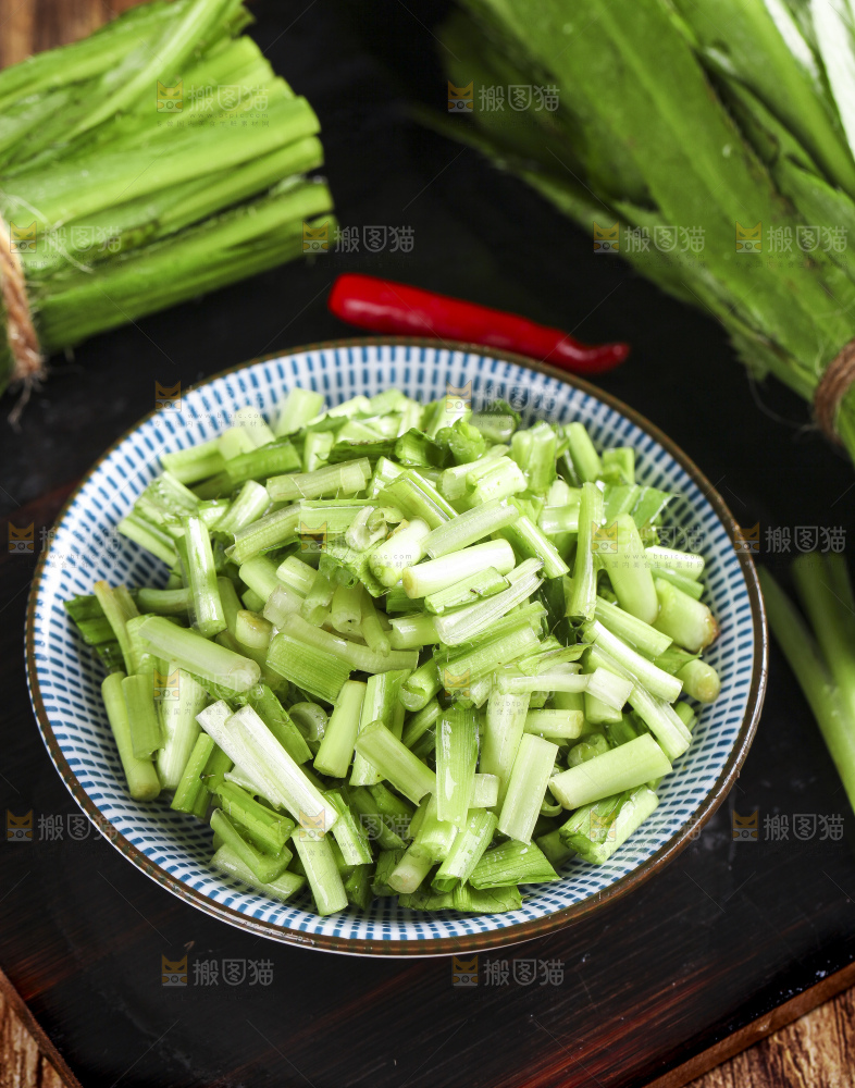 深底上放着一盘切开的刺香菜