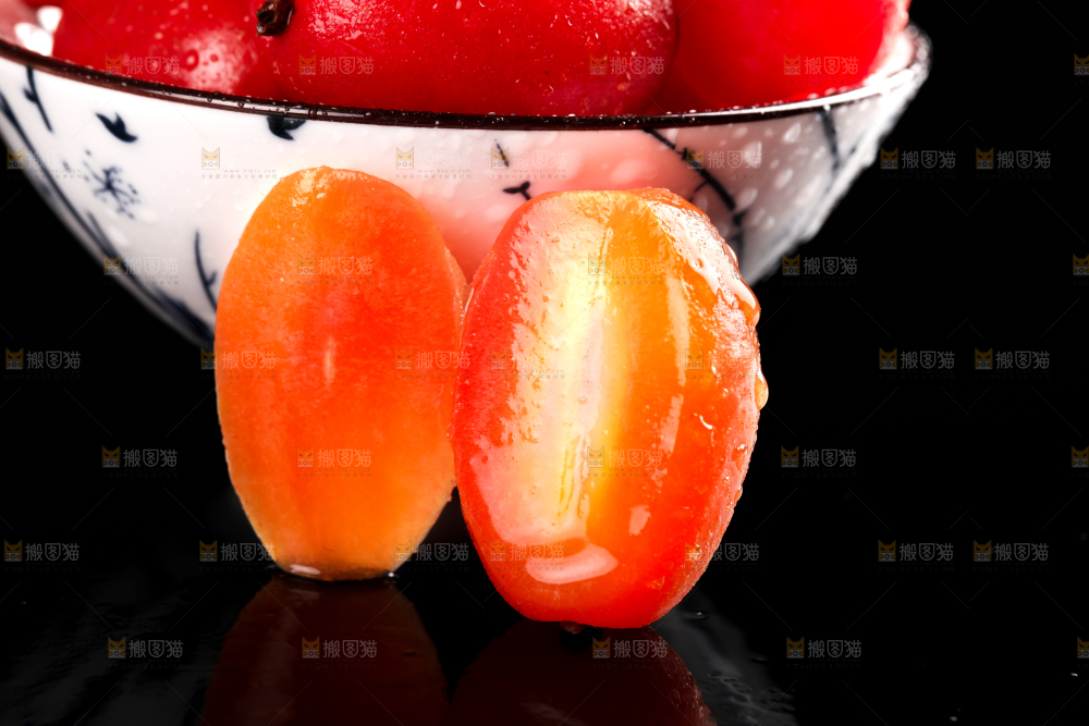 黑底上放着一碗胡颓果