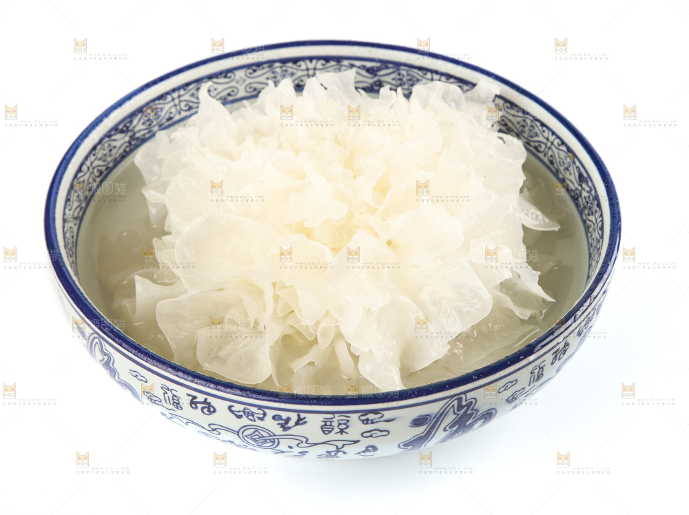 白底上放着一碗小银耳