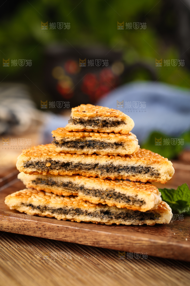 木板上放着黄石港饼