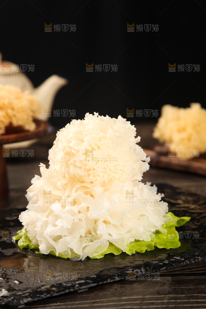 黑石板上的糯银耳