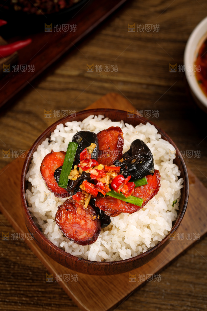 饭上面放着炒腊肠
