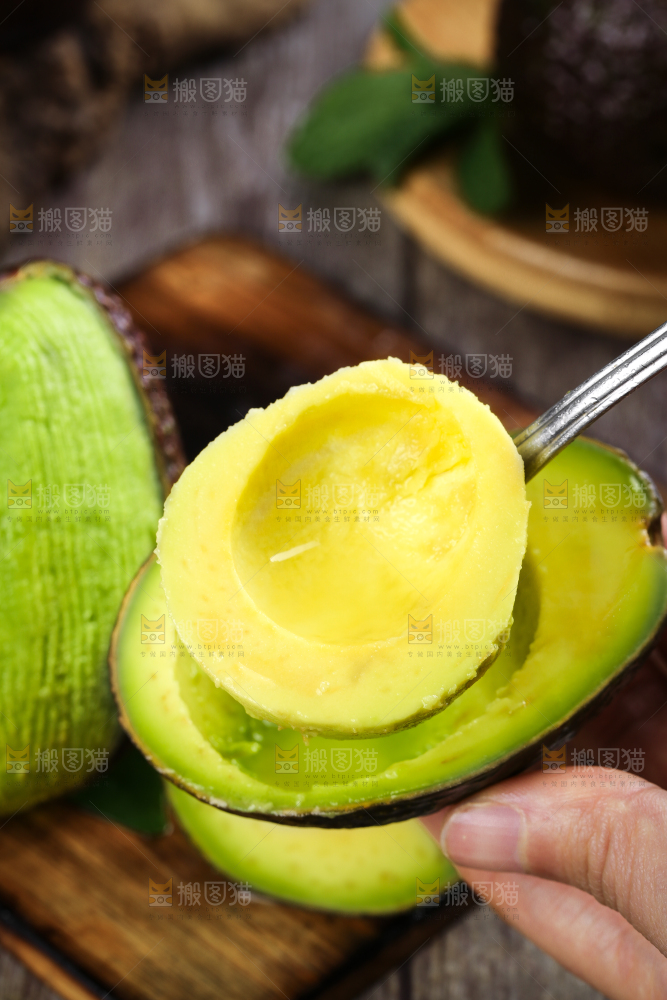 勺子里的牛油果果肉