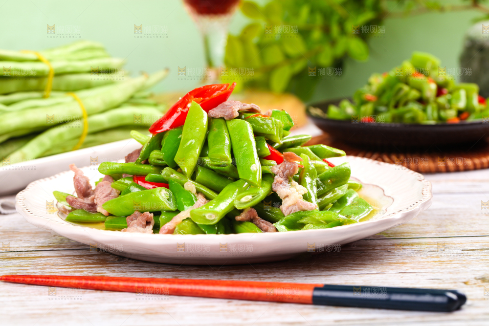 盘子里装着四季豆炒辣椒