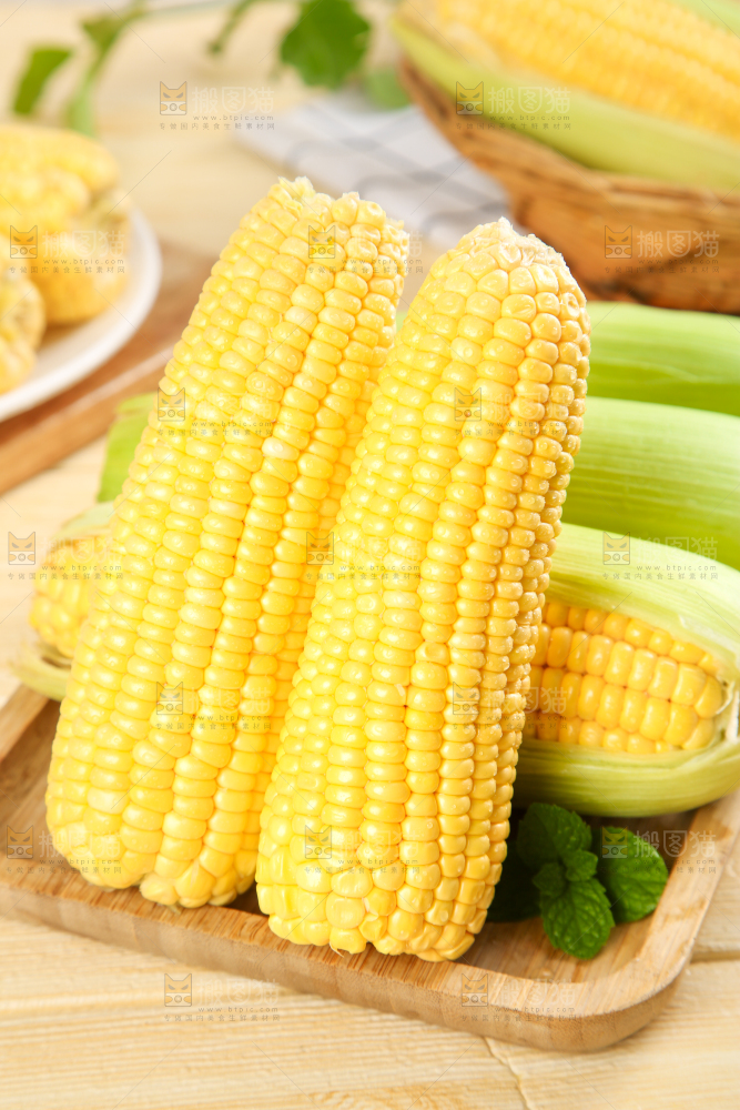盘子里装着东北玉米