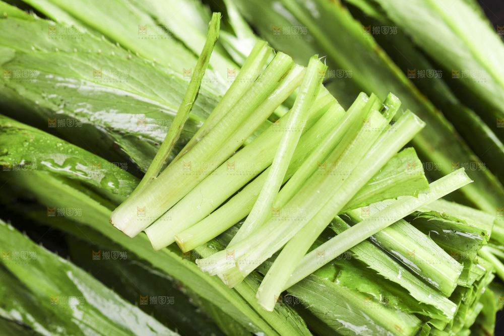 切开的大芫荽放在深底上