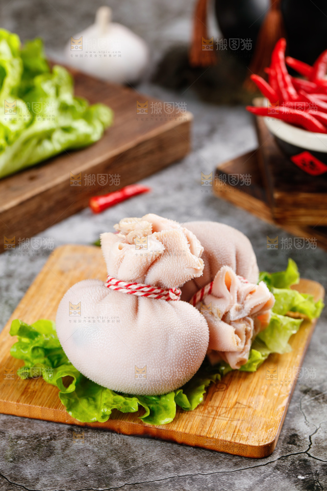 木底上放着内蒙古肚包羊肉