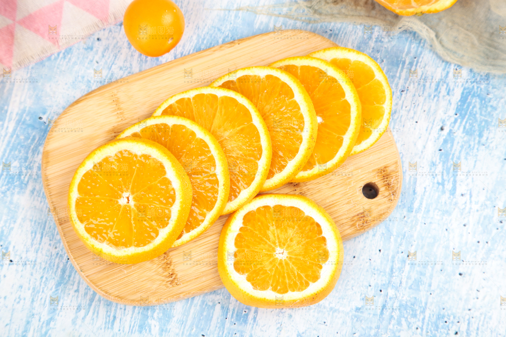 木板上摆放着黄心肉蜜柚