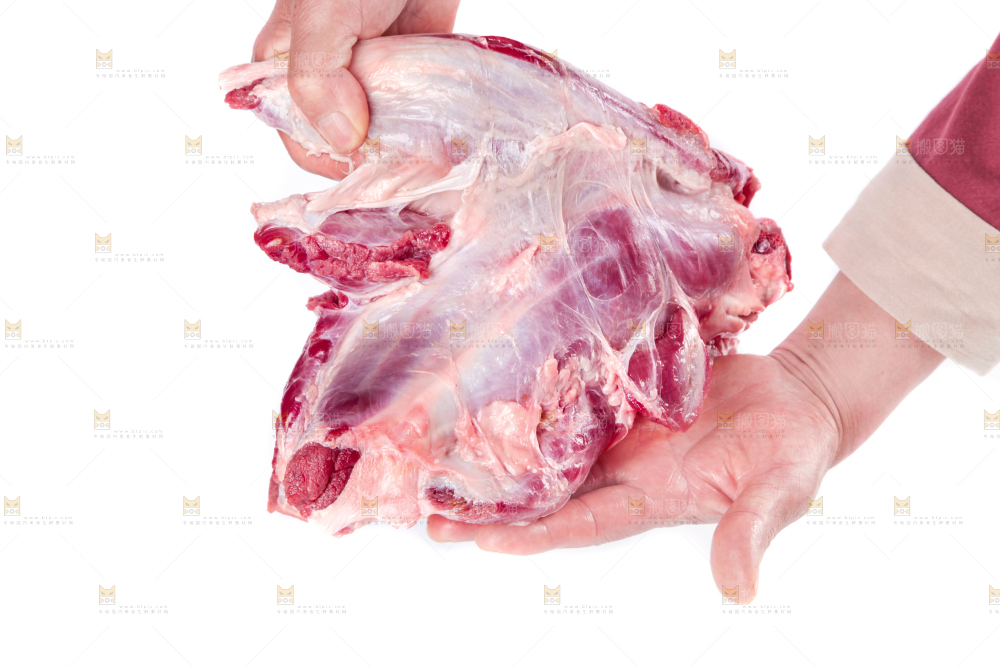 手里拿着新鲜牛肉