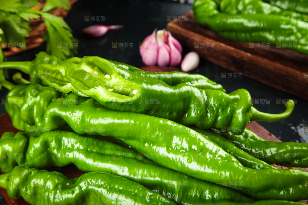 木板上放着青螺丝椒