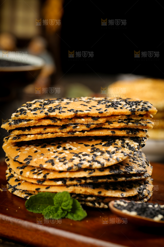 木板上放着手工芝麻饼
