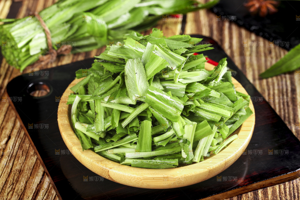 深底上放着一盘切开的刺香菜